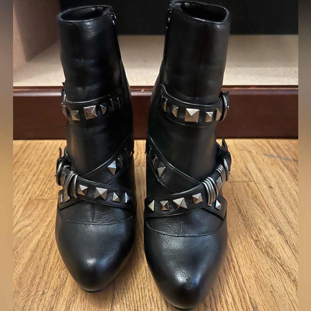 Kardashian Kollection ankle high heel booties